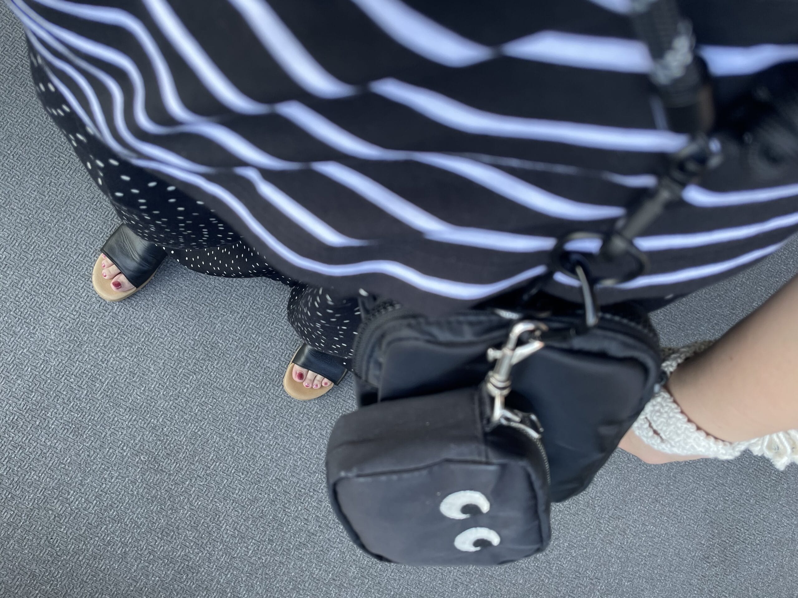 40代女性の2025年8月下旬コーデ、ユニクロのエアリズムコットンT/ボーダー（BLACK）とGUのドットワイドパンツを合わせている足元写真。