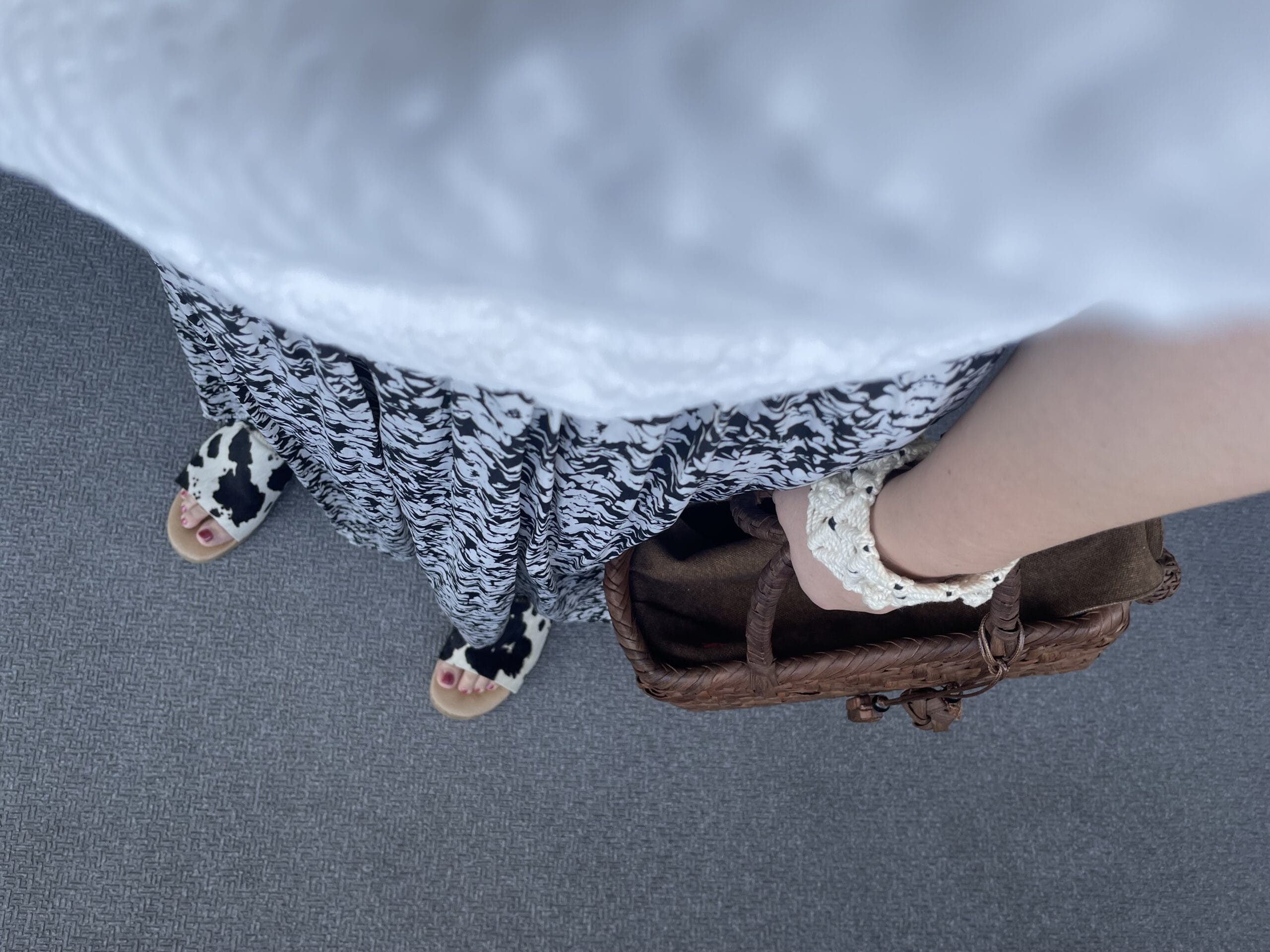 40代女性の2025年8月下旬コーデ、ユニクロの白のシアサッカーブラウスとモノトーンの小花柄ワイドパンツを合わせている、足元写真。