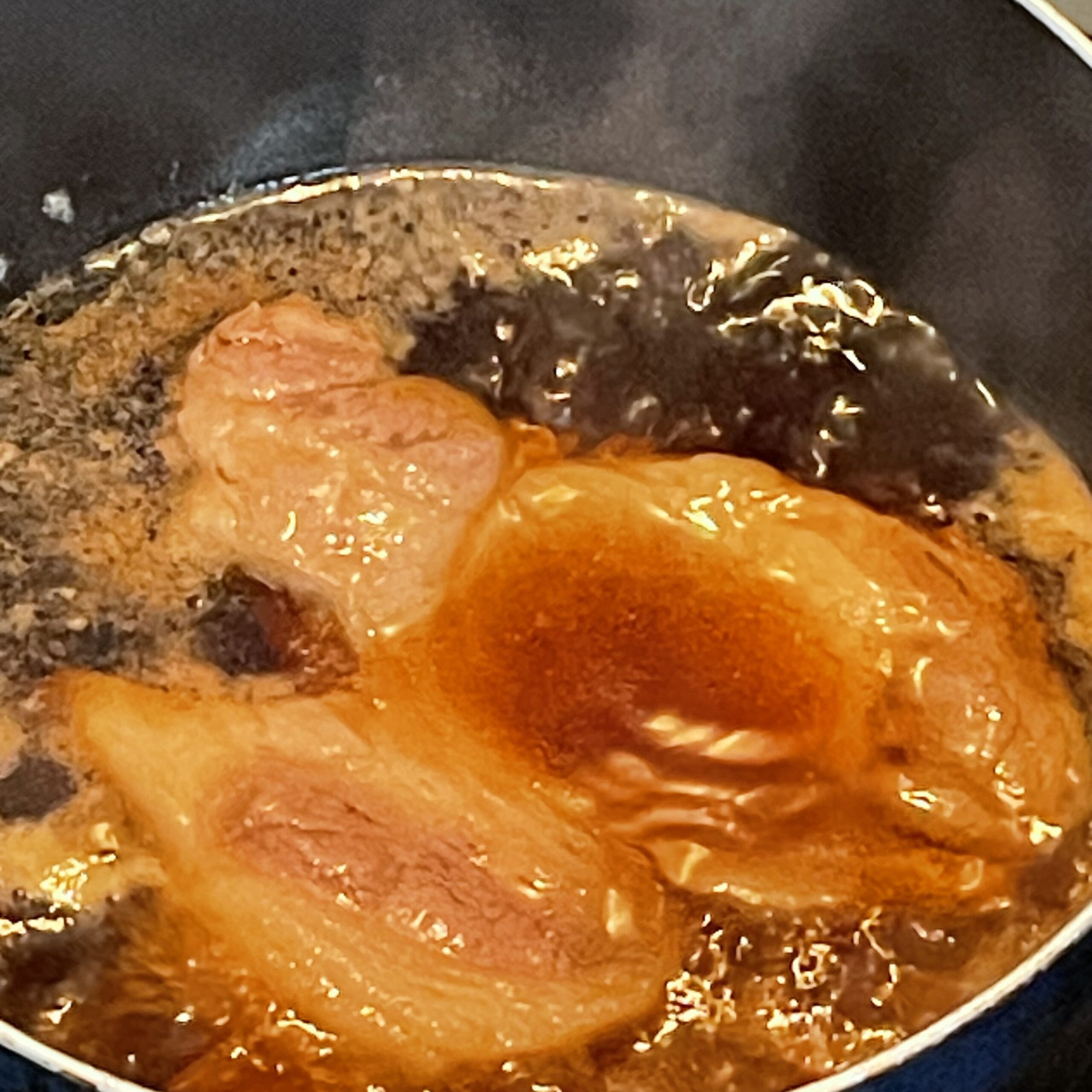 きじまりゅうたさんのレシピの「簡単煮豚」を作っている途中の鍋の中の写真