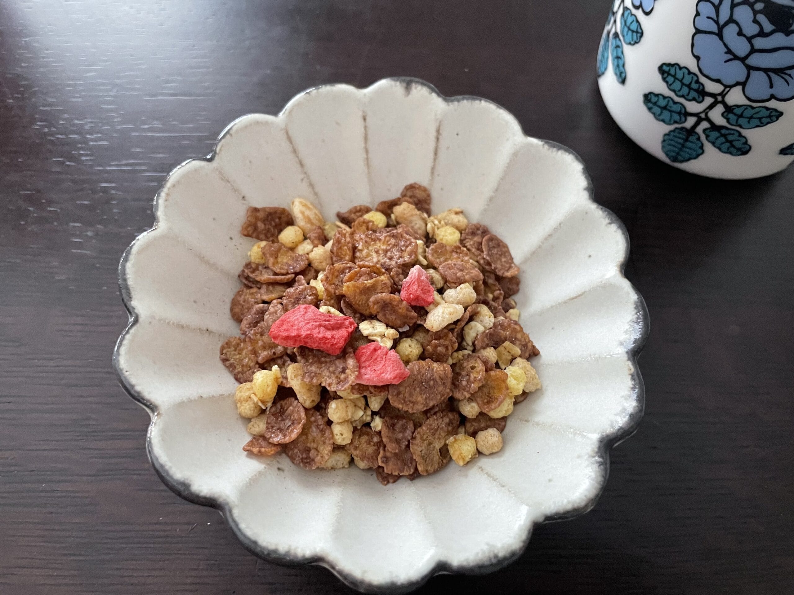 ケロッグの「素材まるごとグラノラ 脂質70%オフ 華やぐフルーティショコラ」をお皿に出してみた写真。