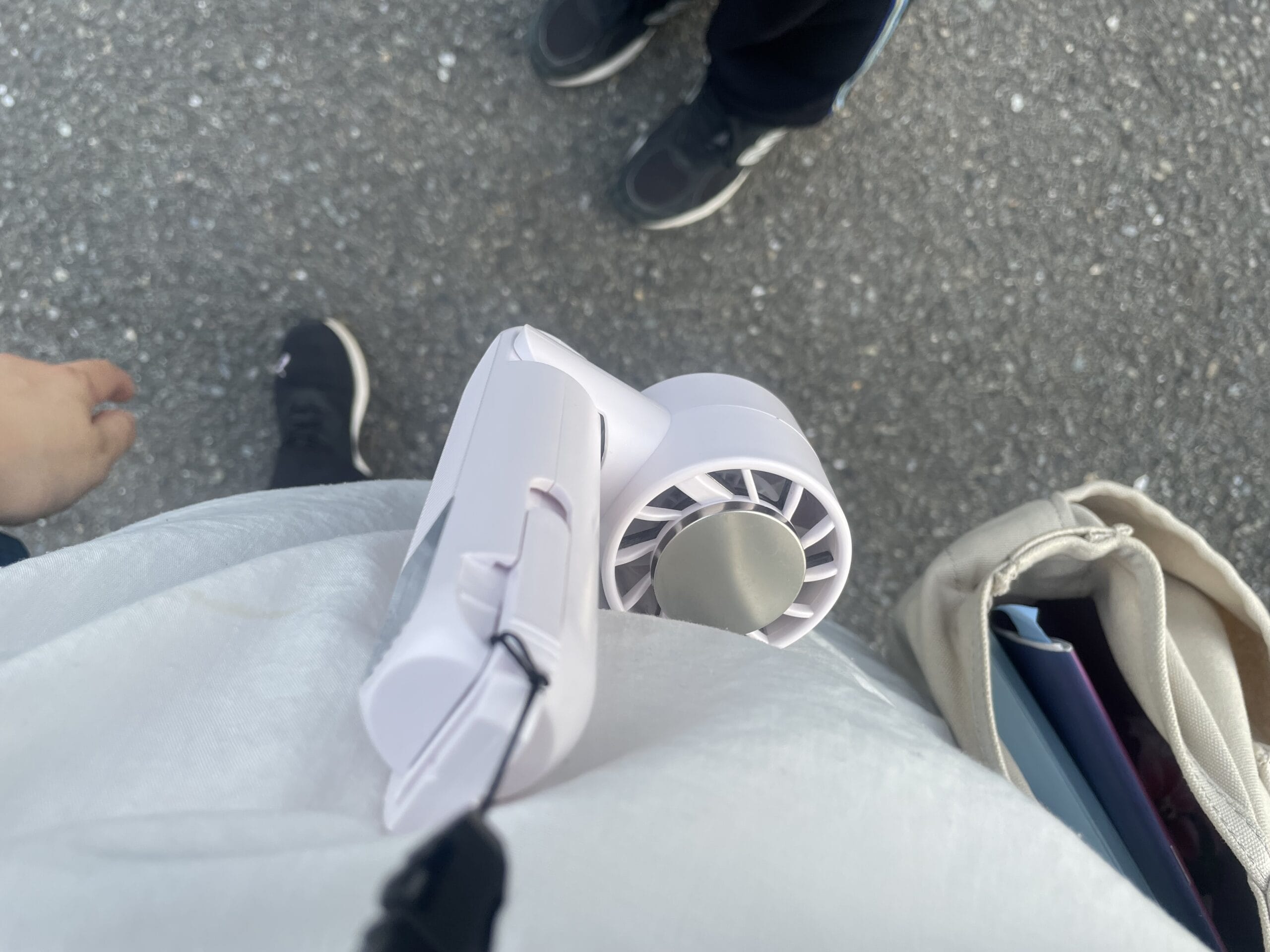 首にかけてネックファンとして使う冷却プレート付きハンディファン