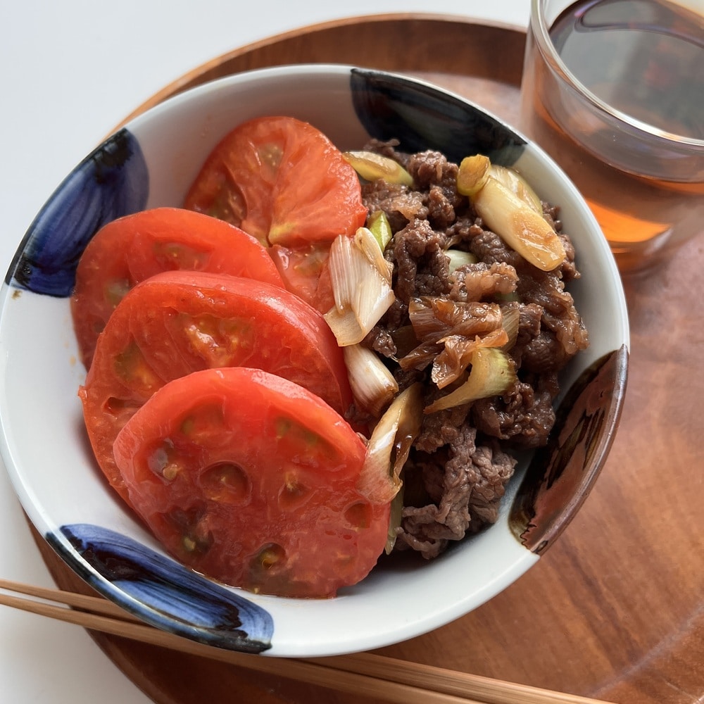 LEE100人隊が作った「厚切りトマトのせ すき焼きうどん」