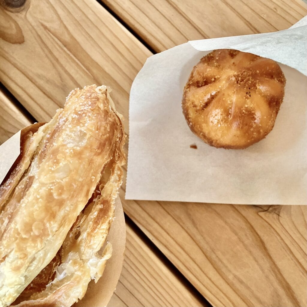 シンガポール館「揚げソルテッドエッグ・カスタードまん」「ロティ・プラタ シュガー」