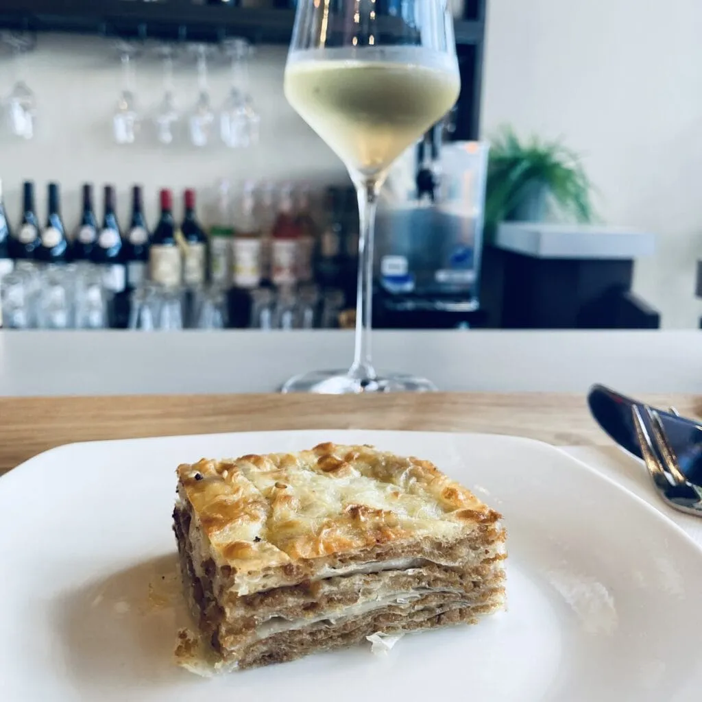 セルビア館「ピタサメソム（ミートパイ）」とワイン