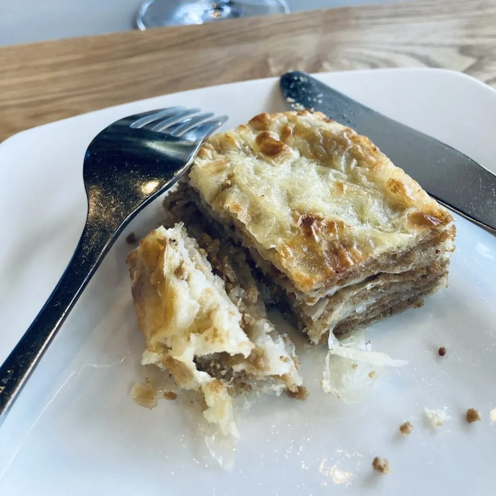 セルビア館「ピタサメソム（ミートパイ）」ナイフを入れたところ