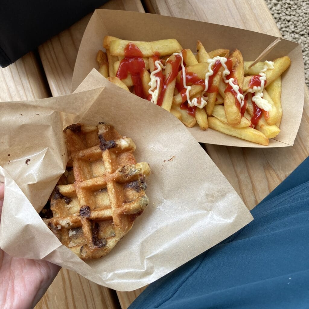 ベルギー館「リエージュワッフル」とポテト