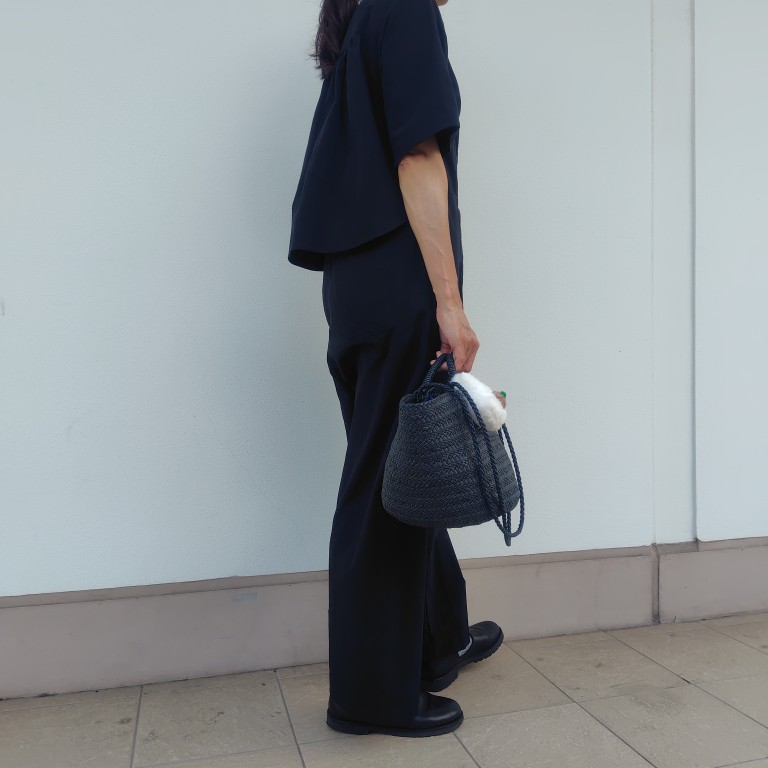 手づくりオールインワンを着た、横からのアングルのLEE100人隊
