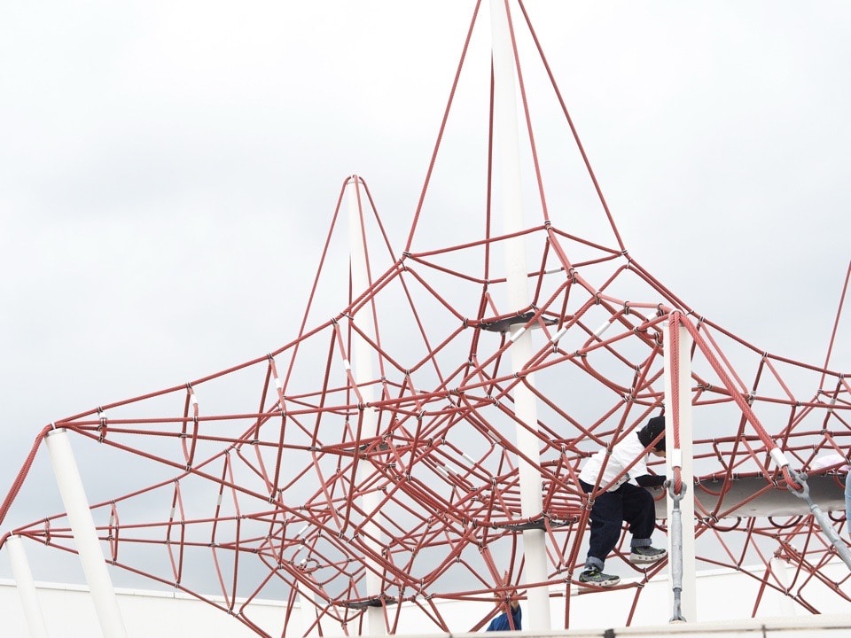 ユニクロパークの大きなジャングルジムで遊ぶ子ども