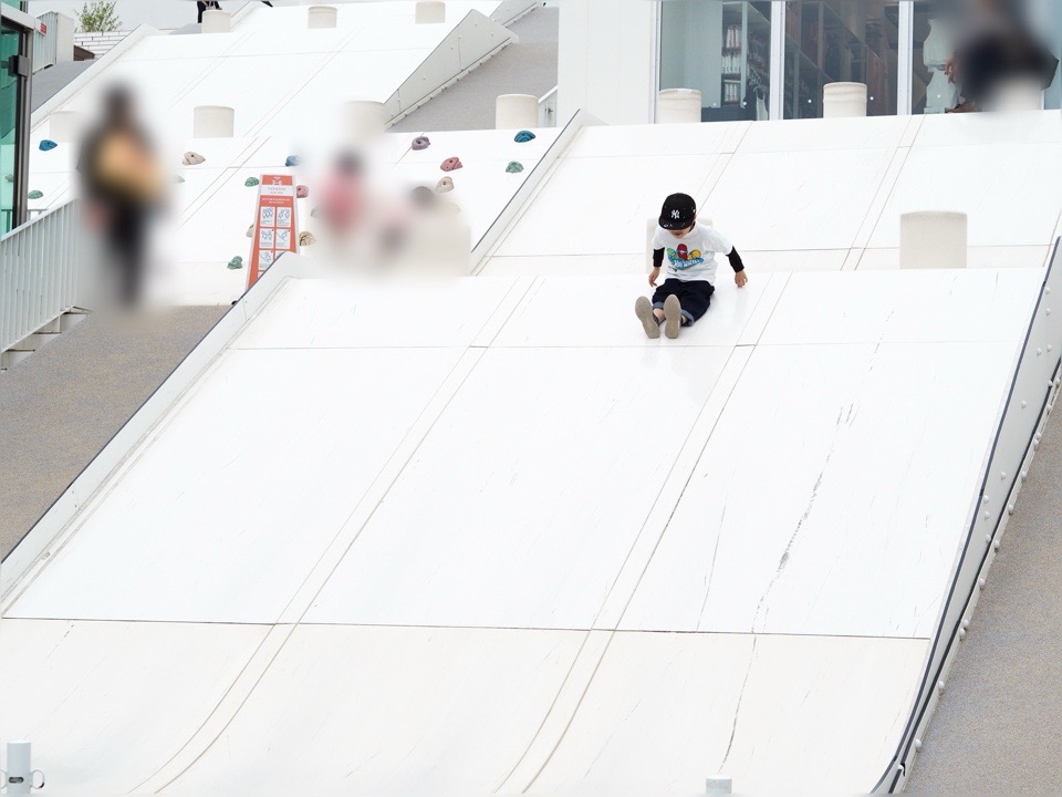 ユニクロパークの滑り台で遊ぶ子ども