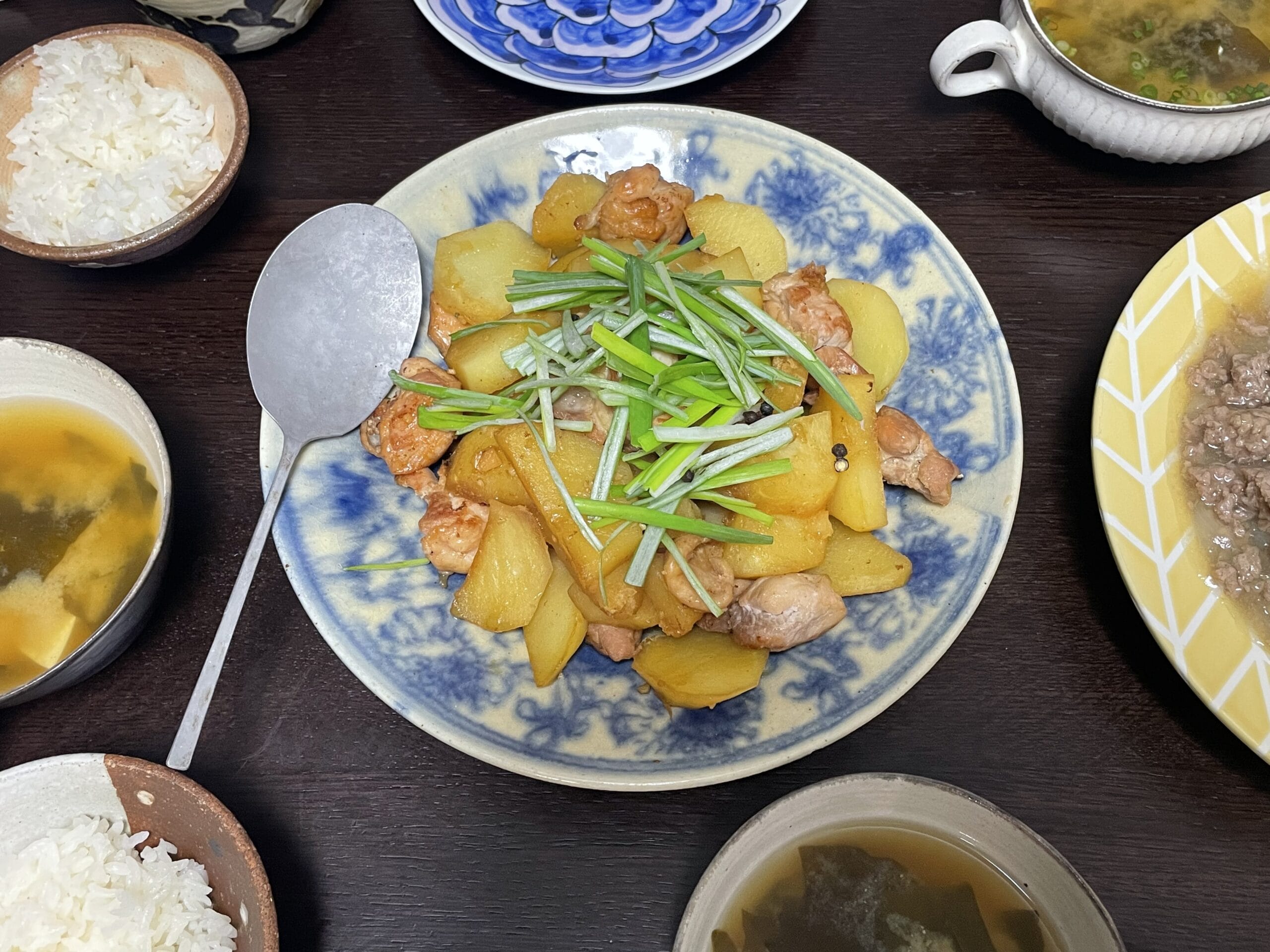 コウケンテツさんのレシピ「鶏ももとじゃがいものハチミツしょうゆ炒め」を40代主婦が作り、伊藤聡信さん作陶の青印判の大皿に盛り付けした写真。