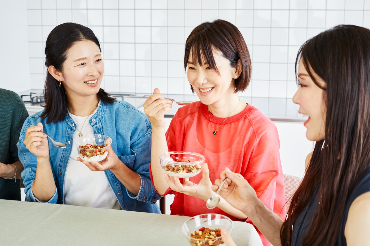 LEE世代の体型管理について管理栄養士・トレーナー河村玲子さんから「ケロッグ 素材まるごとグラノラ脂質70％オフ* ～華やぐフルーティショコラ～」が適している理由を聞くLEE100人隊02