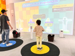 親子でムラーボのゲームを楽しむ後ろ姿