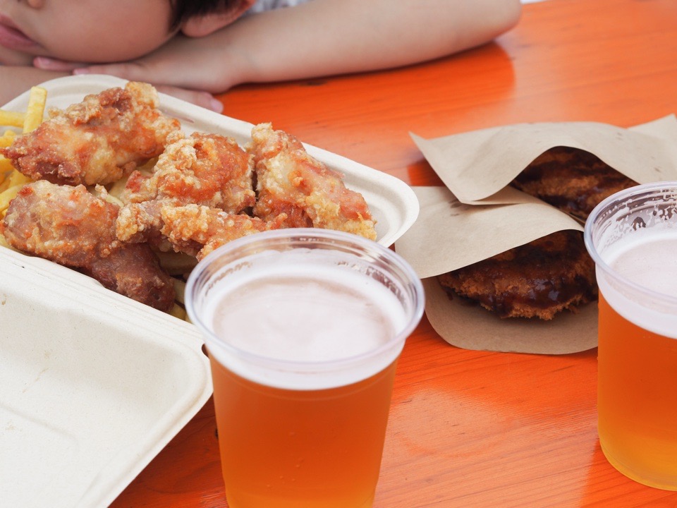 赤レンガ祭りのキッチンカーで購入したビールや唐揚げ