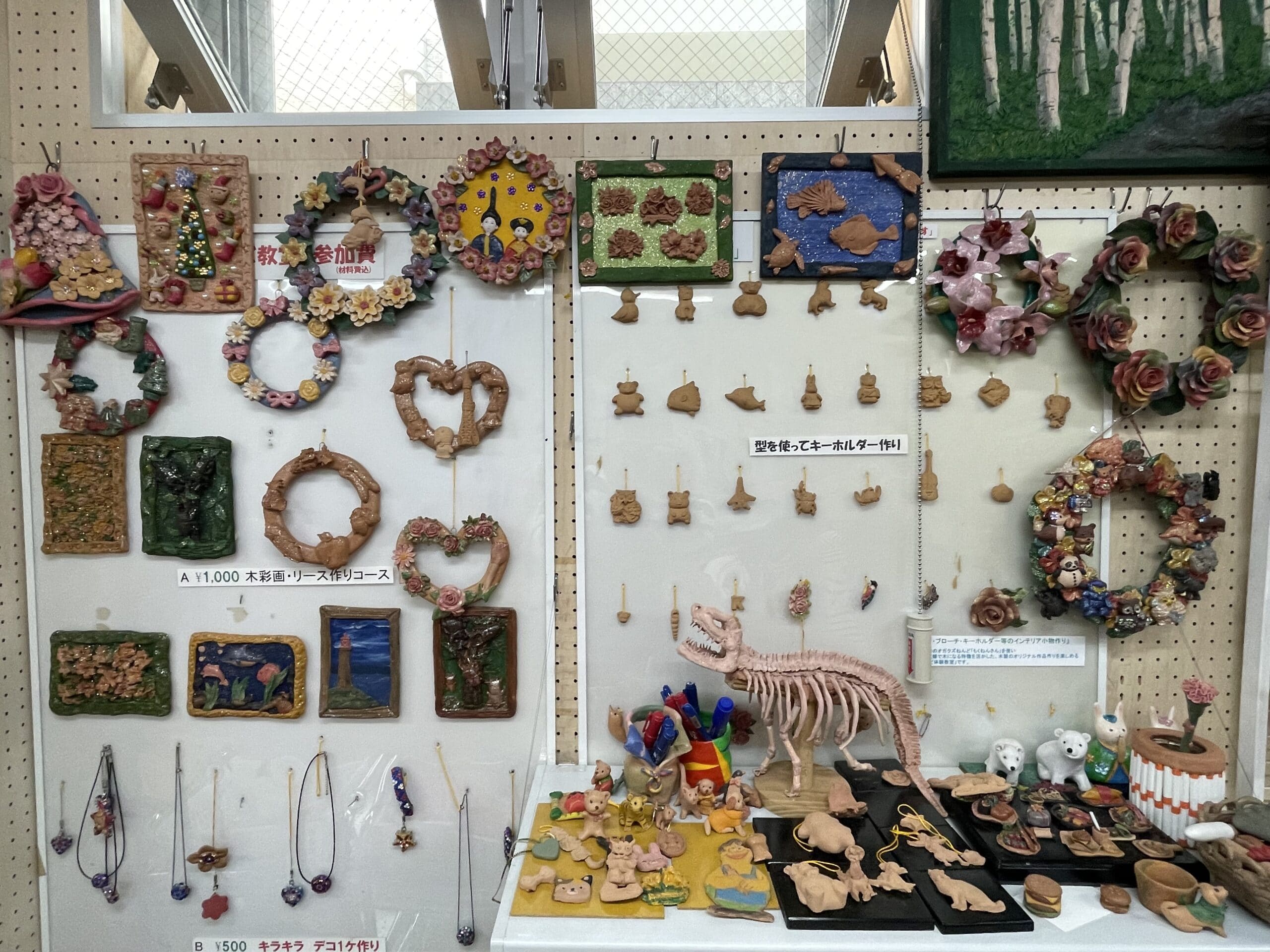 北星株式会社の工場見学施設「東京ペンシルラボ」での工場見学ツアー。木を使った粘土「もくねんさん」を使った作品達が壁一面に並ぶ。