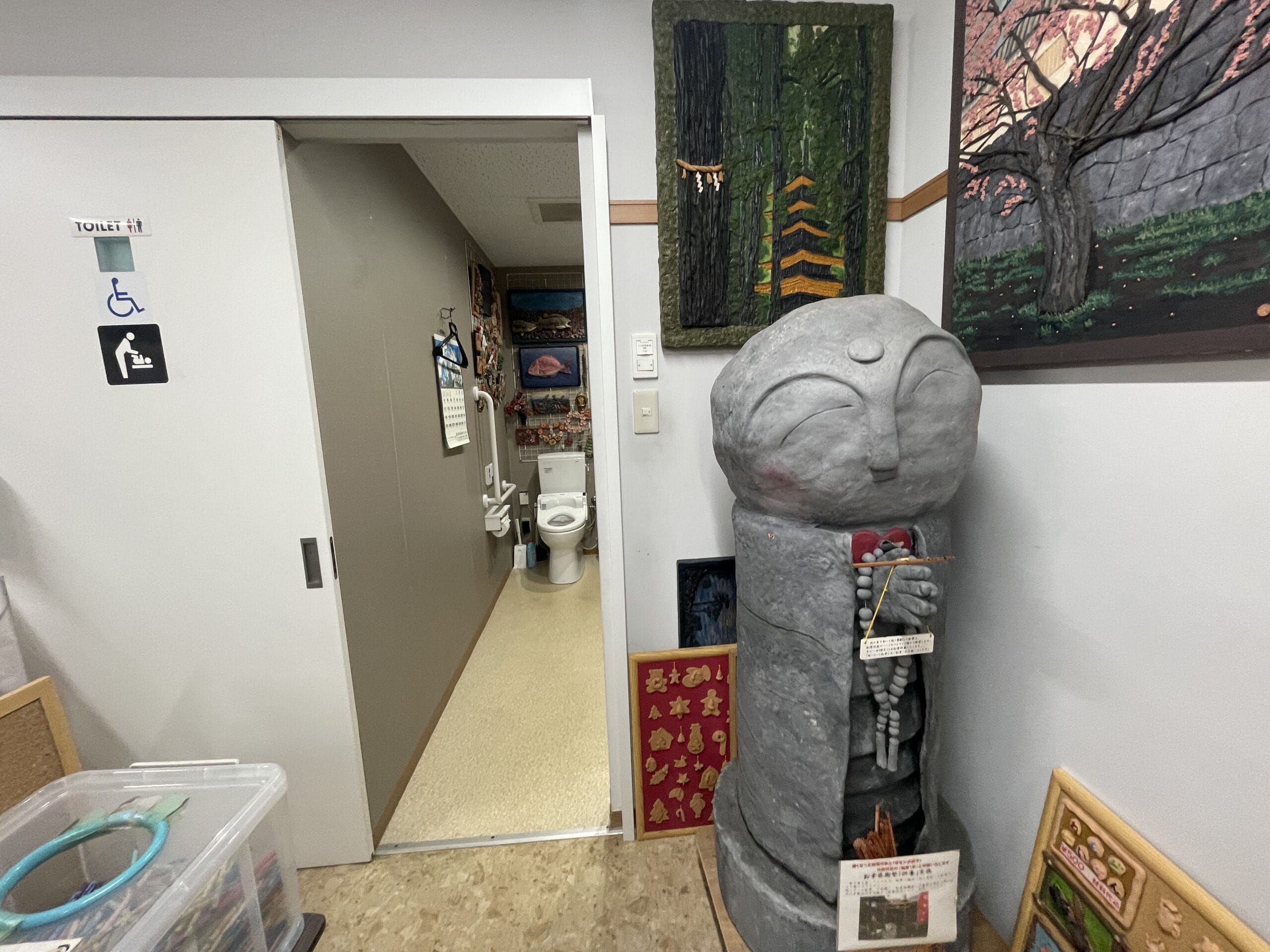 北星株式会社の工場見学施設内、鉛筆地蔵。