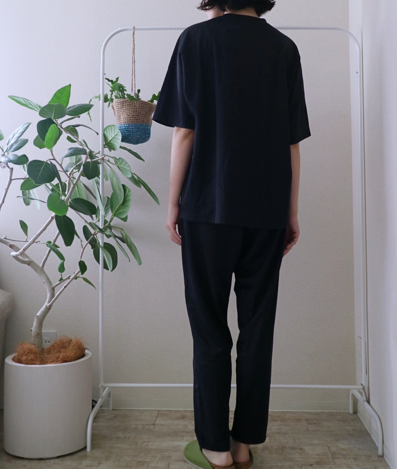 チャンピオンのリカバリーウェアを30代女性ライターが試着した後ろ姿