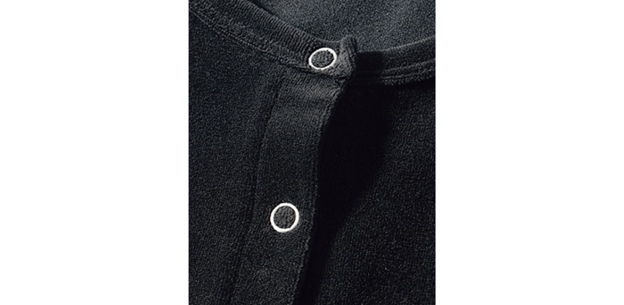 フロントに配したシルバーカラーのハトメスナップボタンが、おしゃれなアクセントに！