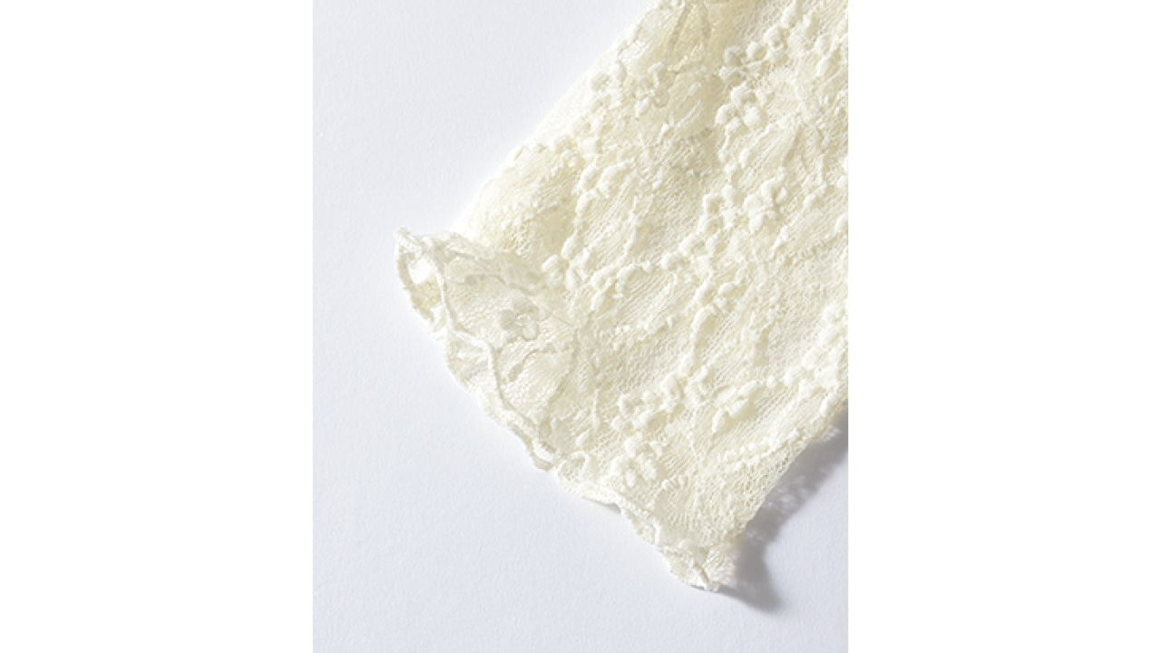 ハイネックと袖口はメロウフリル仕立て。ポコポコとした立体的な編み地の花柄レースは甘くなりすぎないパターンを目指しました。