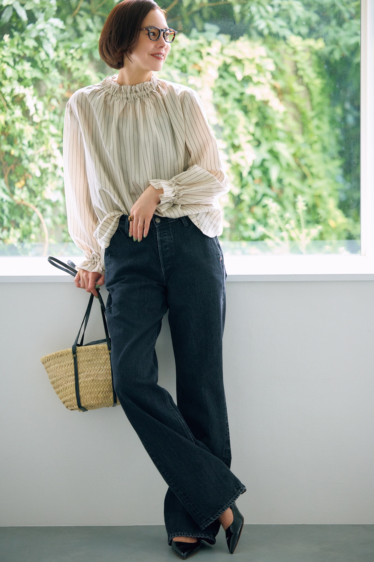 浅見れいなさんの12closet（トゥエルブクローゼット）【洗える】【12classe】スタンドフリル衿シアーブラウスのコーデ