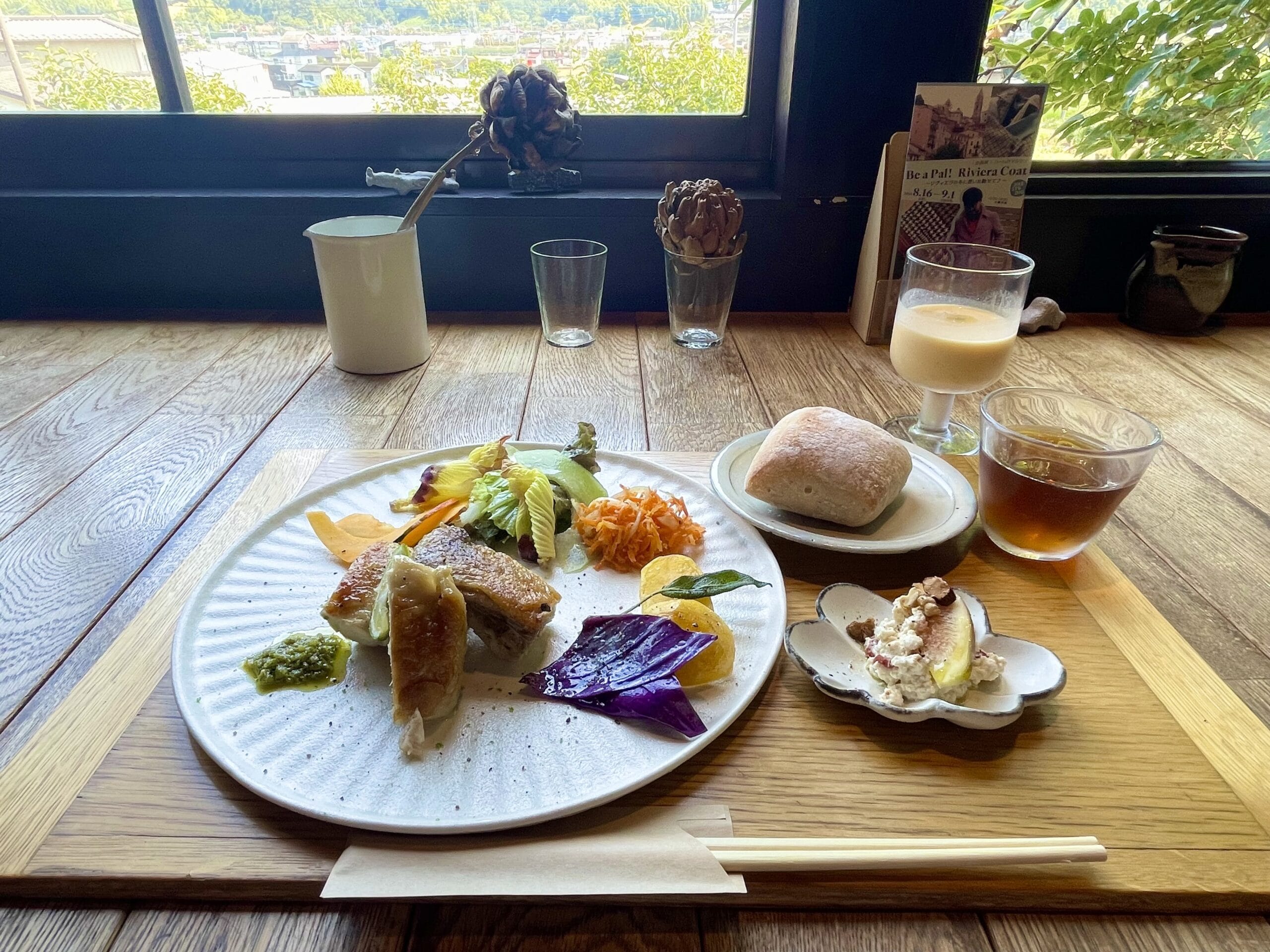 JIKE STUDIOカフェでの夏限定ランチプレート。国産鶏のコンフィがメイン。