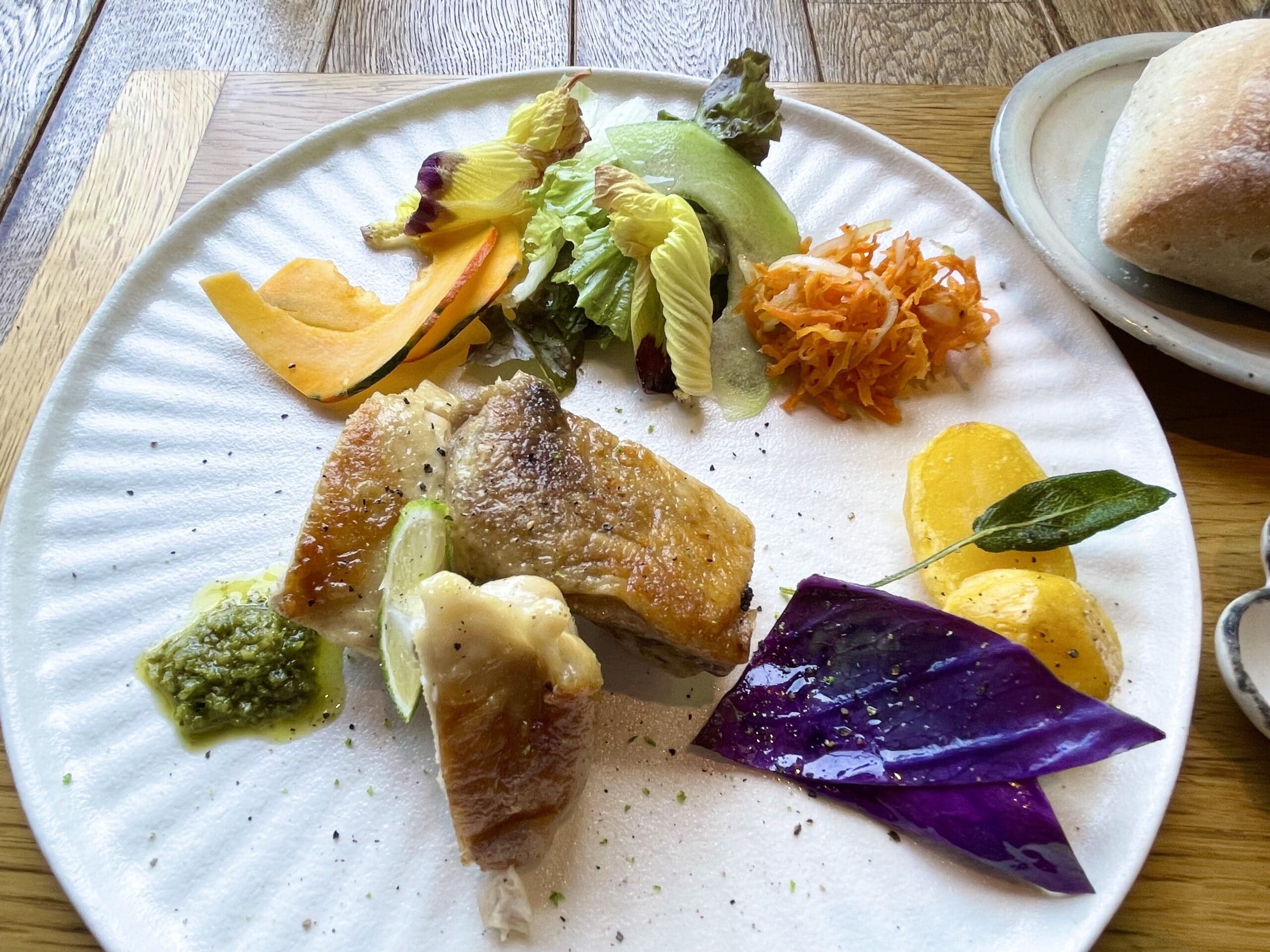 JIKE STUDIOカフェでの夏限定ランチプレート。国産鶏のコンフィ、青柚子と緑のソースがメイン。