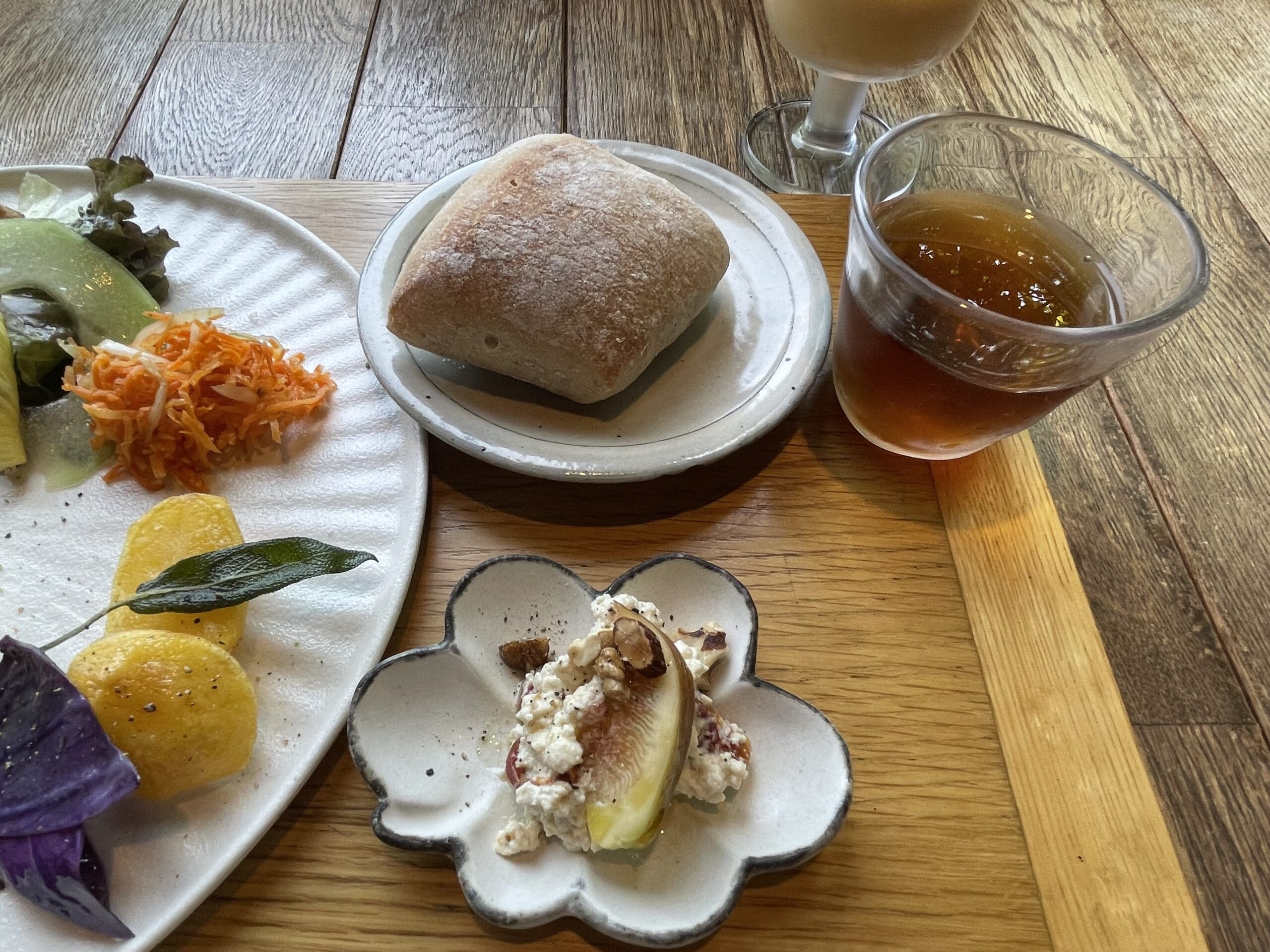JIKE STUDIOカフェでの夏限定ランチプレート。いちじくとドライトマトの白和えや自家製パンが並ぶ。