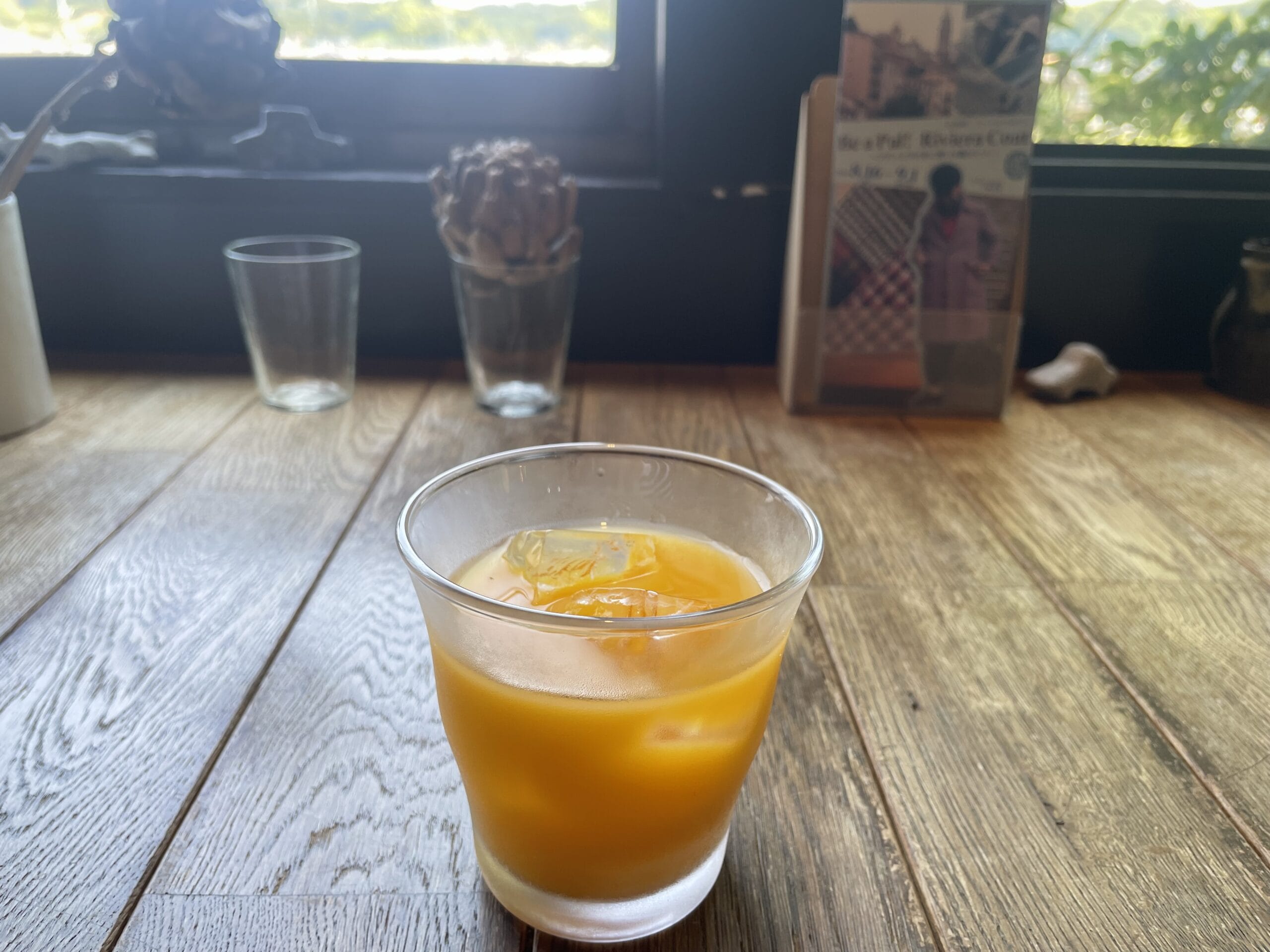 JIKE STUDIOカフェでイートイン。温州みかんジュース。