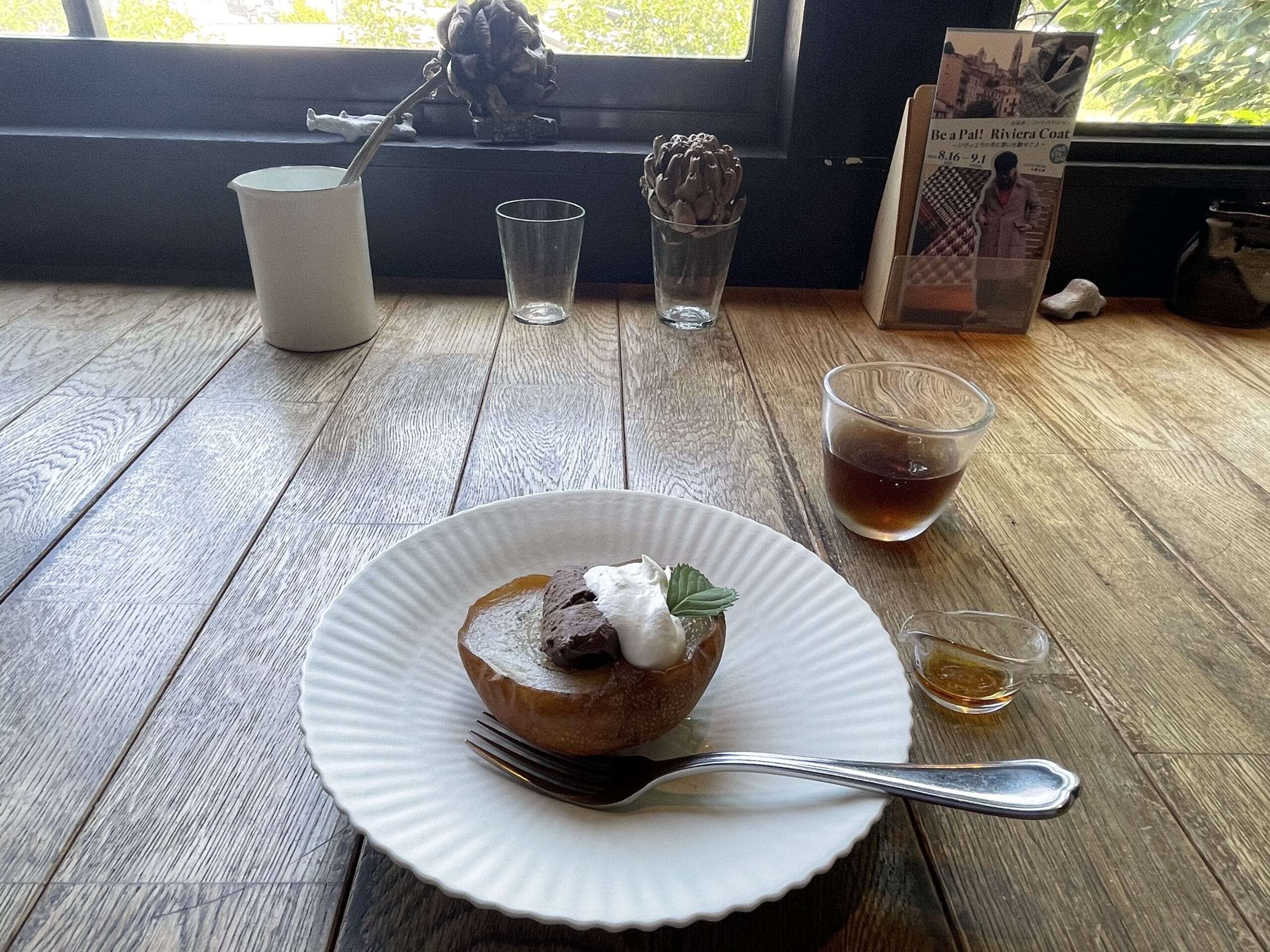 JIKE STUDIOカフェで頂いたスイーツ、焼き梨とチョコガナッシュのスパイスラム添え。