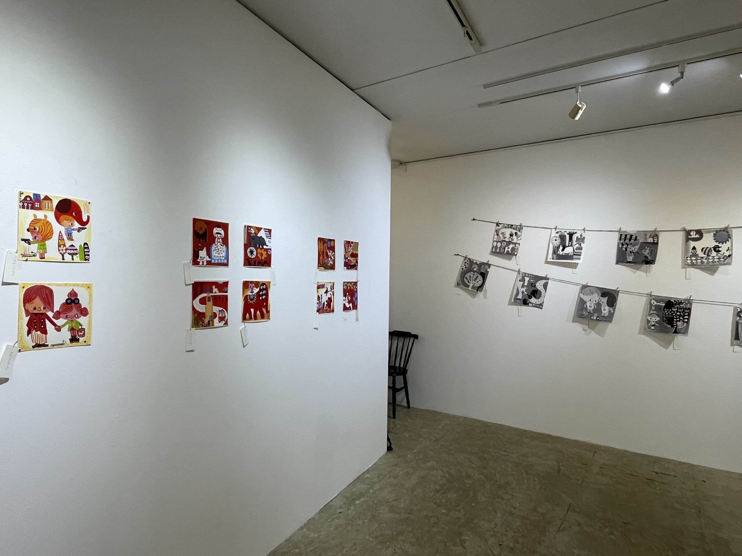 企画展│山本まもるの世界 あまいせかいSweet Worldの様子。JIKE STUDIOにて。2025年9月撮影。