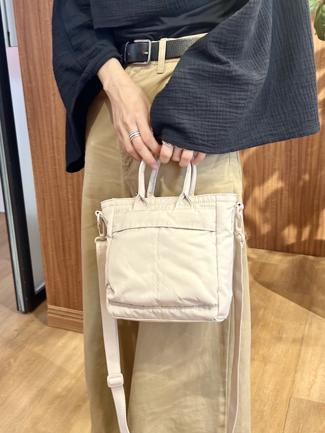 2WAYユーティリティミニバッグを手に持った状態