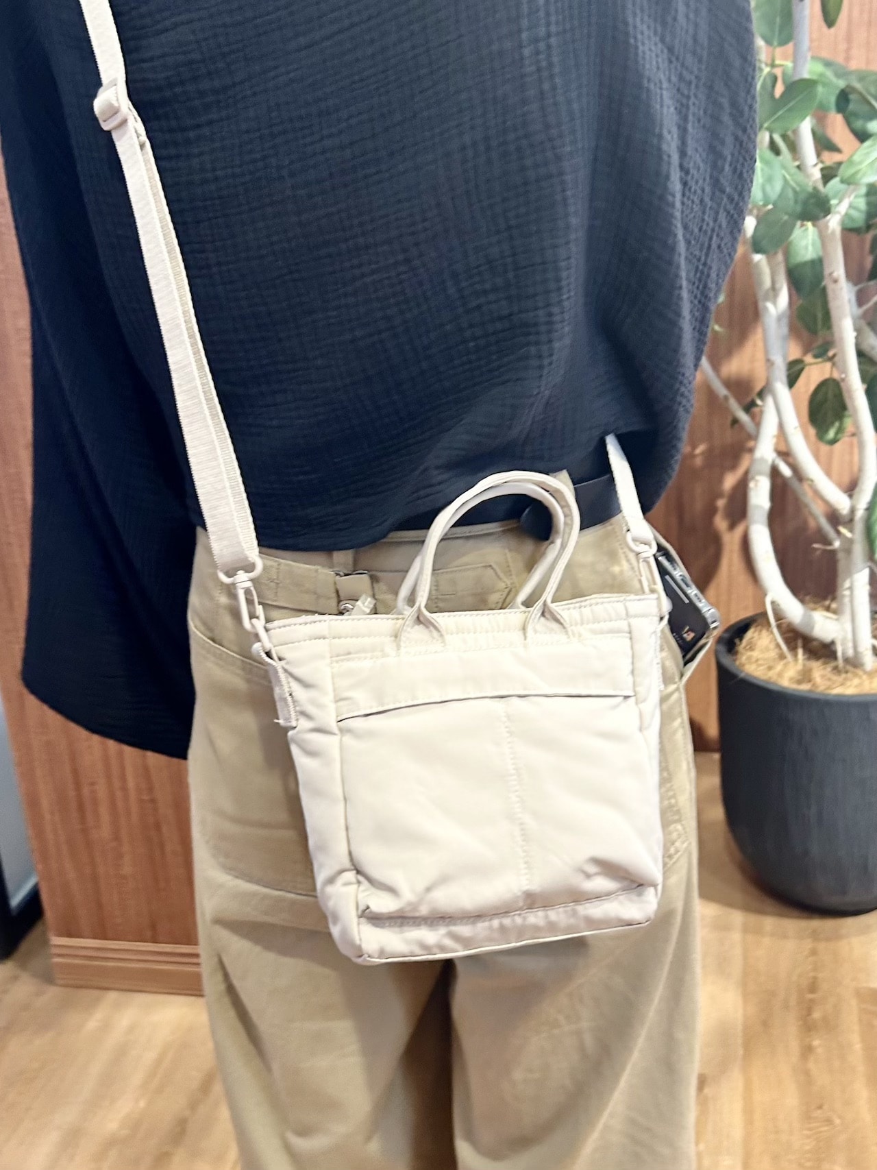 ユニクロ　2WAYユーティリティミニバッグ　ショルダーバッグで持った状態