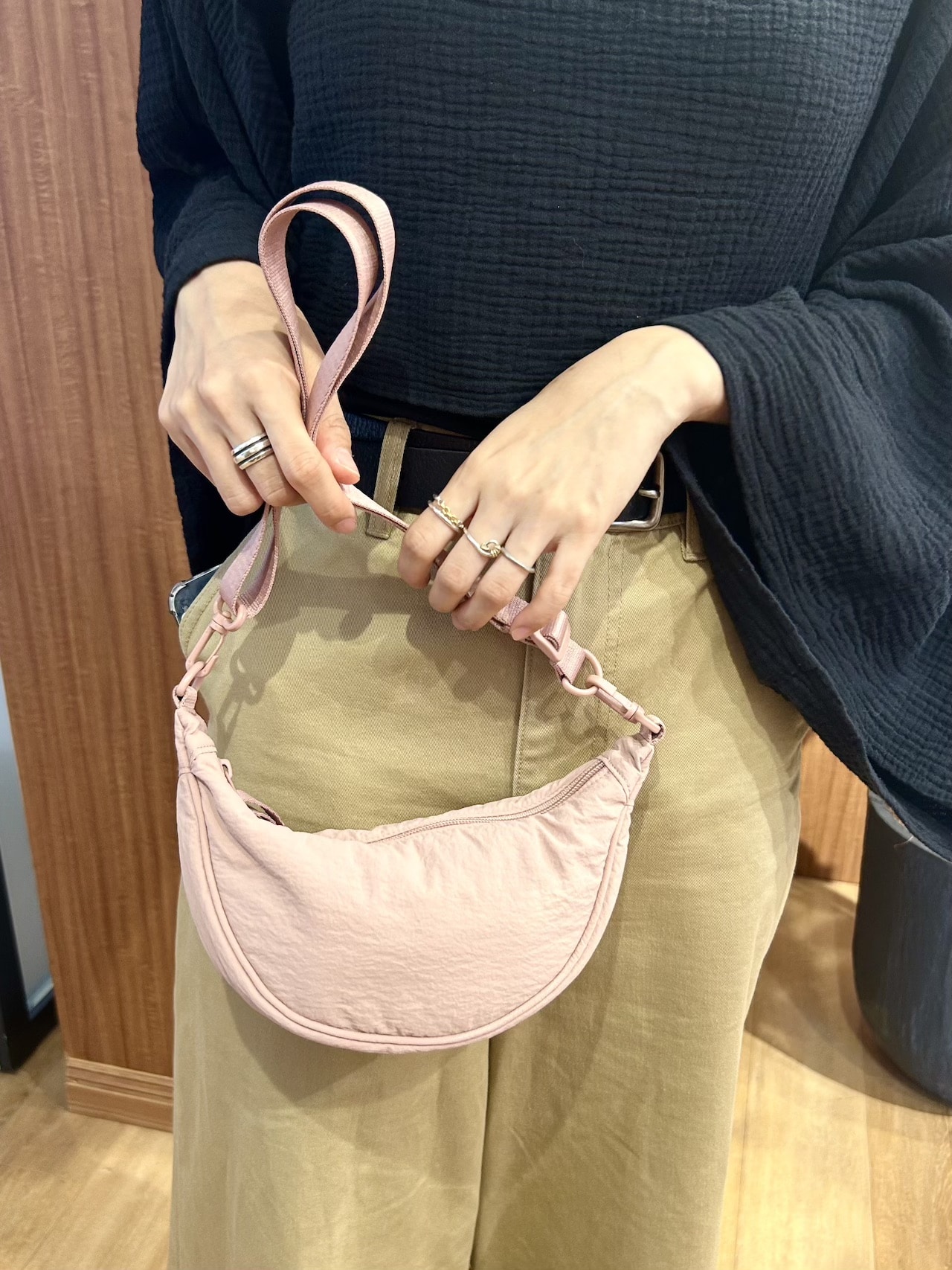 ユニクロ　ラウンドウルトラミニバッグ　ピンク