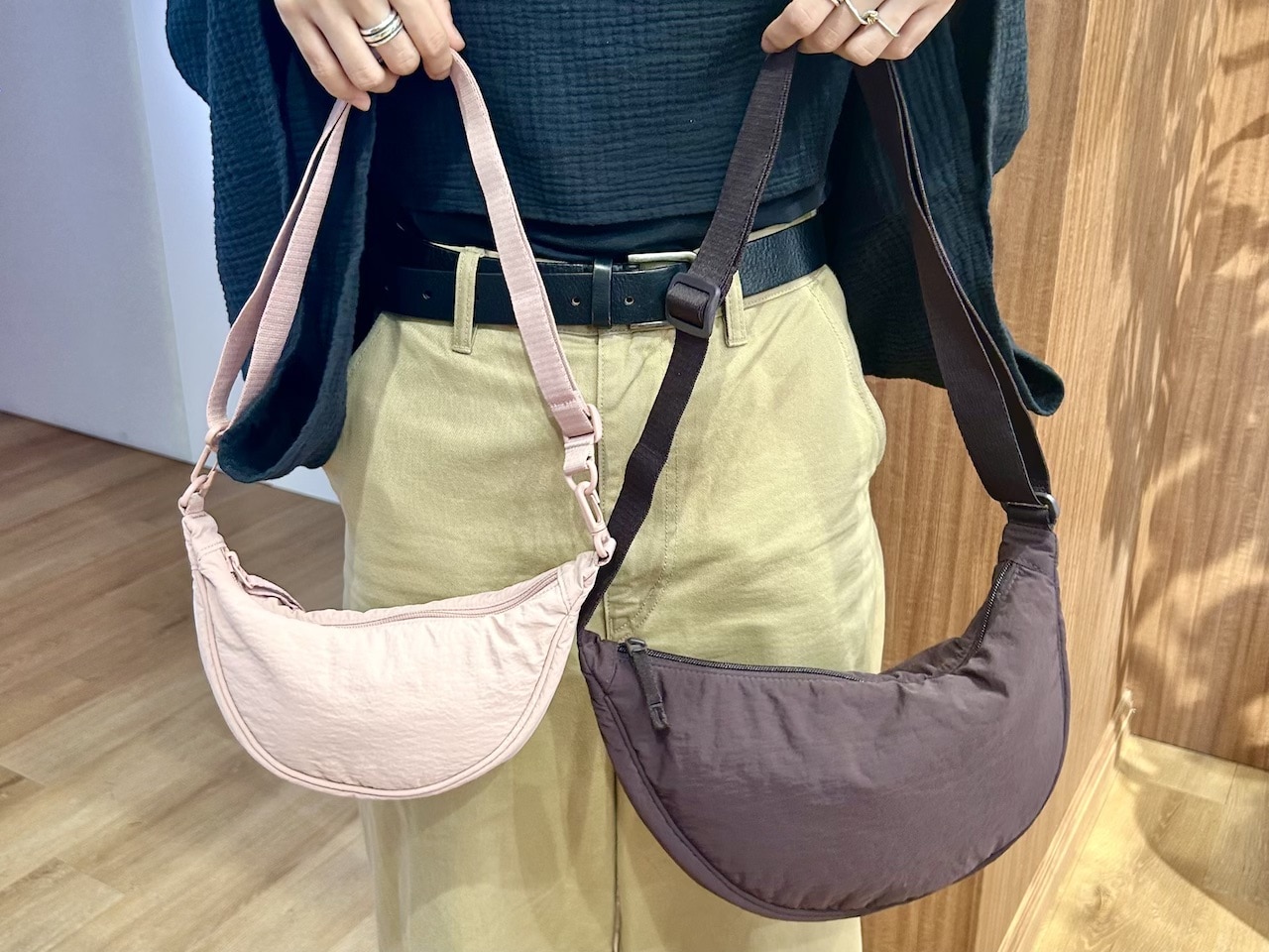 ラウンドウルトラミニバッグとラウンドミニショルダーバッグの比較