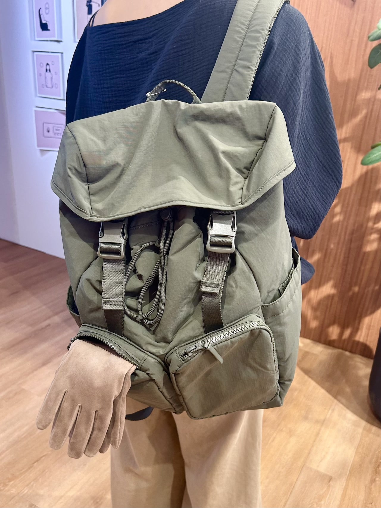 ユニクロ　マルチポケットバックパックを背負った状態