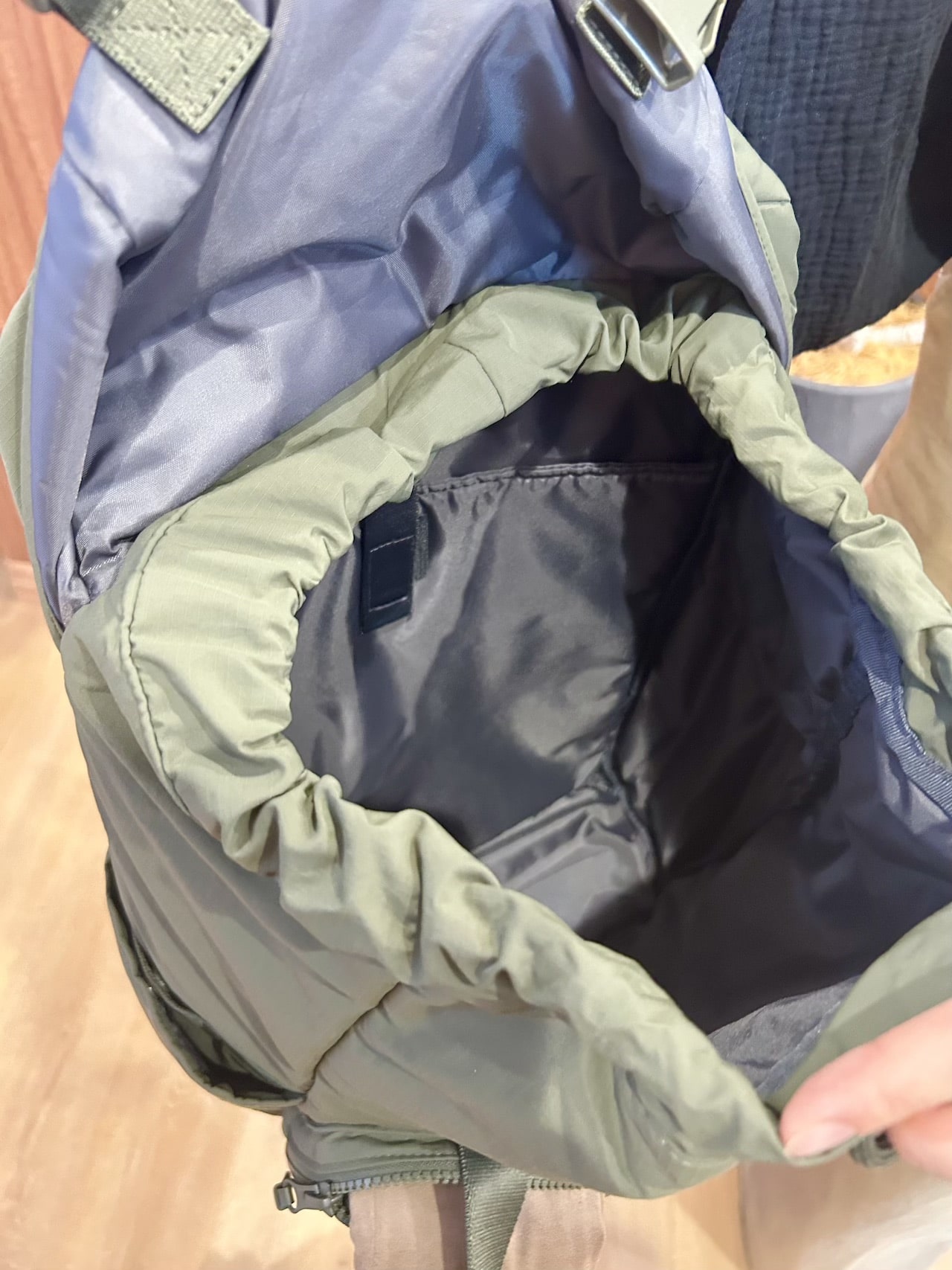 ユニクロ　マルチポケットバックパックの内側