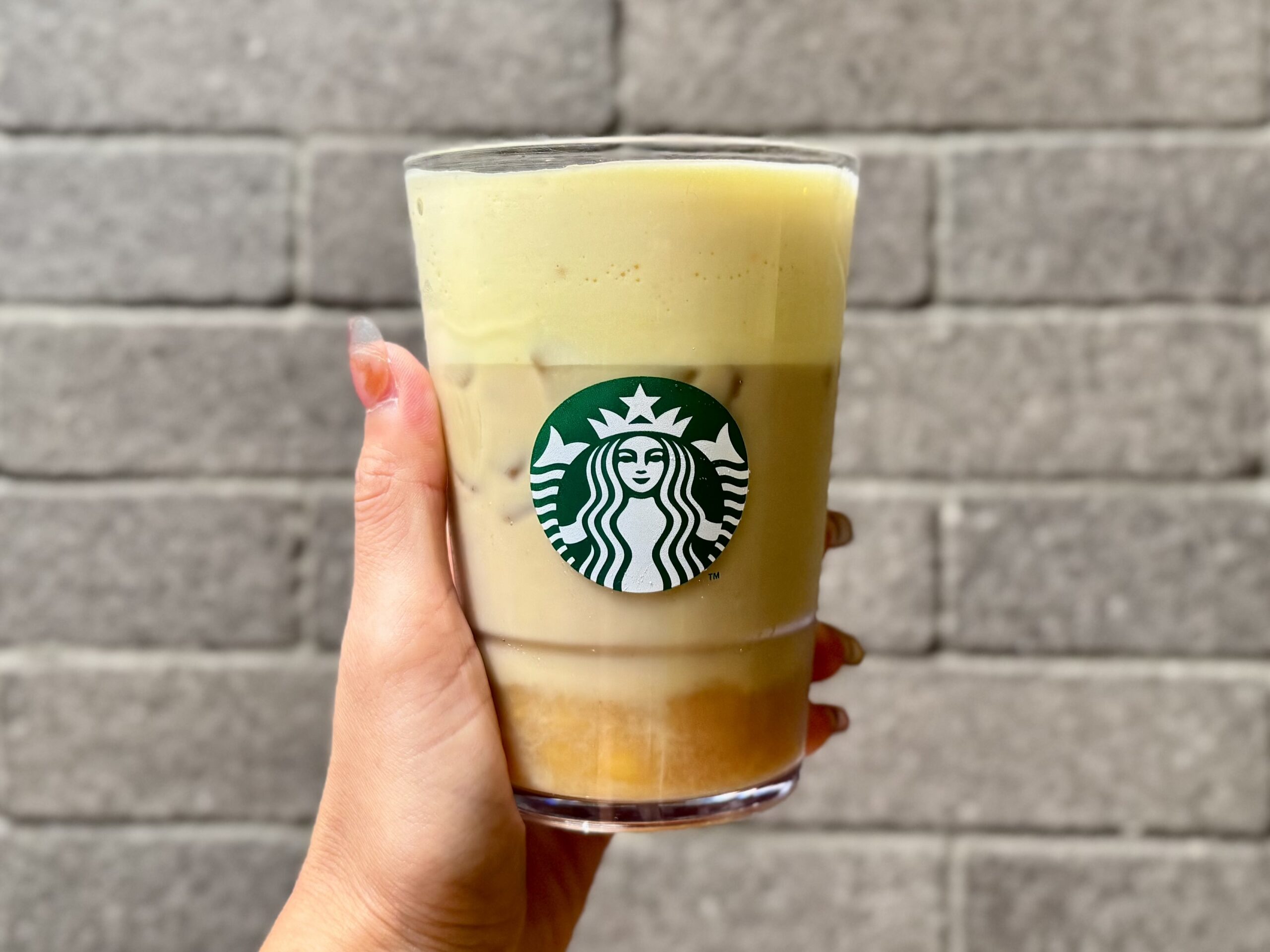 スタバ新作「ほうじ茶香る 焼き芋 ムース ティー ラテ」を手に持っている様子