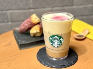 スターバックス2025秋新作「ほうじ茶香る 焼き芋 ムース ティー ラテ」