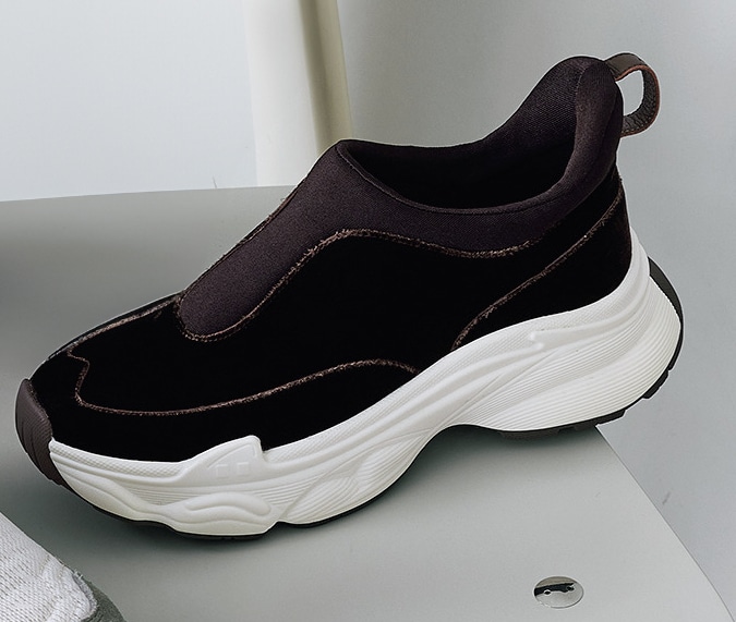 【ハンズフリースニーカー】￥22000／アバハウスインターナショナル オンラインストア（オゥ バニスター）