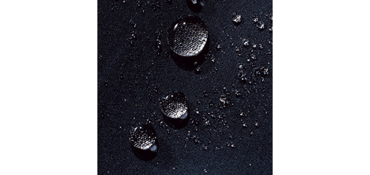 スカートは雨粒をすべり落とす高機能素材を使用。ノンラミネート加工のおかげで、撥水とは思えないさらっと柔らかな風合いです。