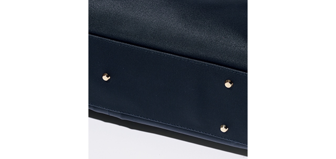 地面にも気兼ねなく置ける底鋲付き。