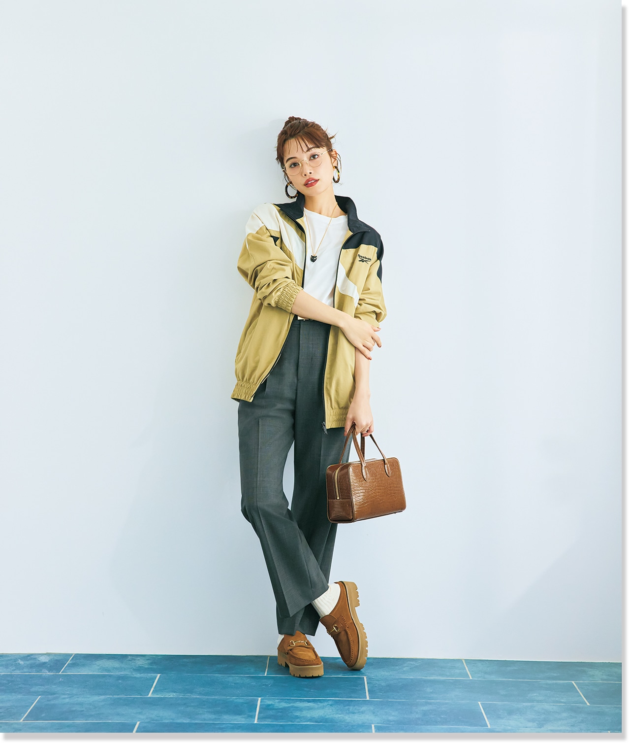 2025年LEE10月号「スポーツ＆アウトドアブランド」の主役服を一点投入！のページ