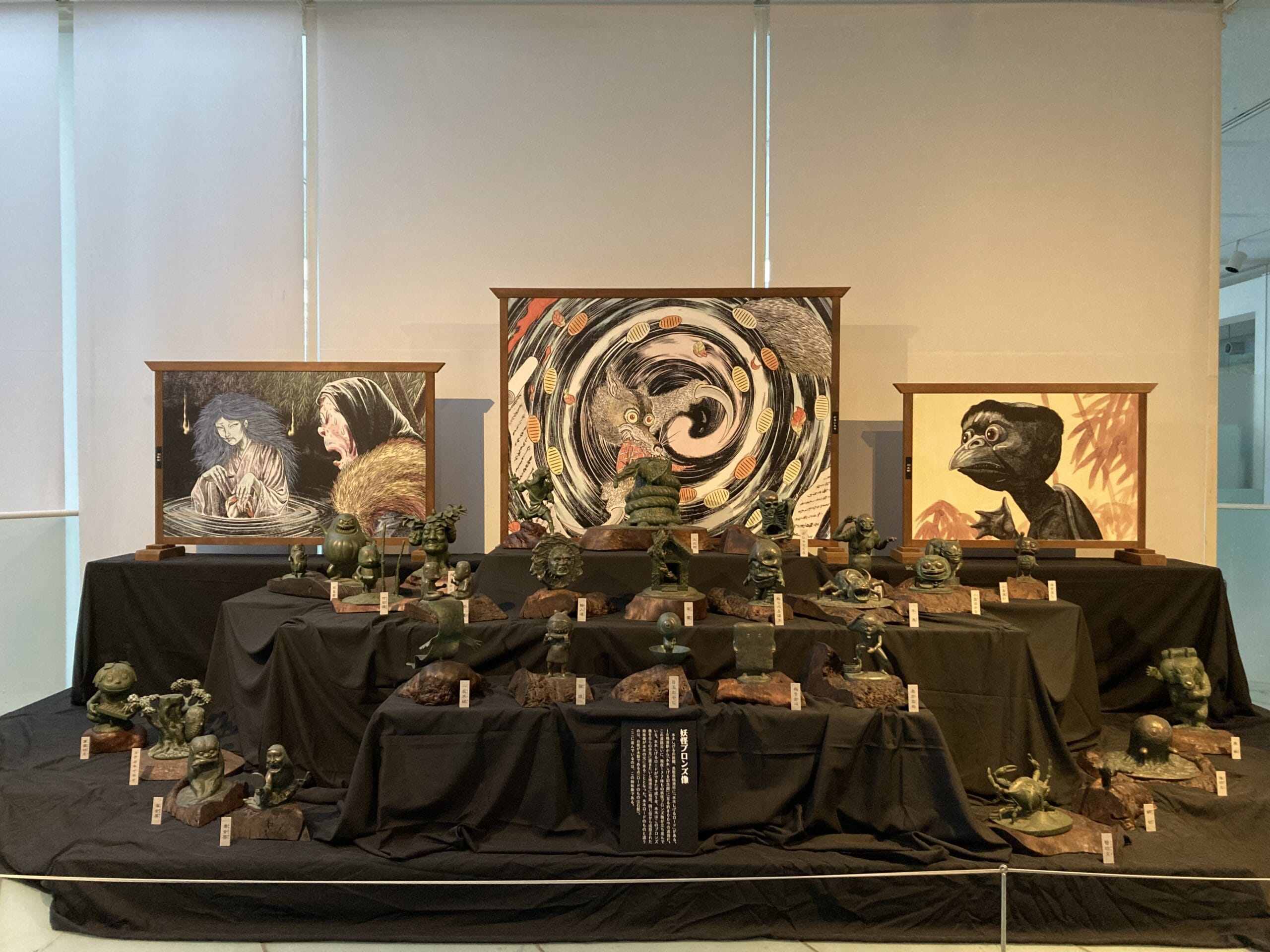 妖怪ブロンド像