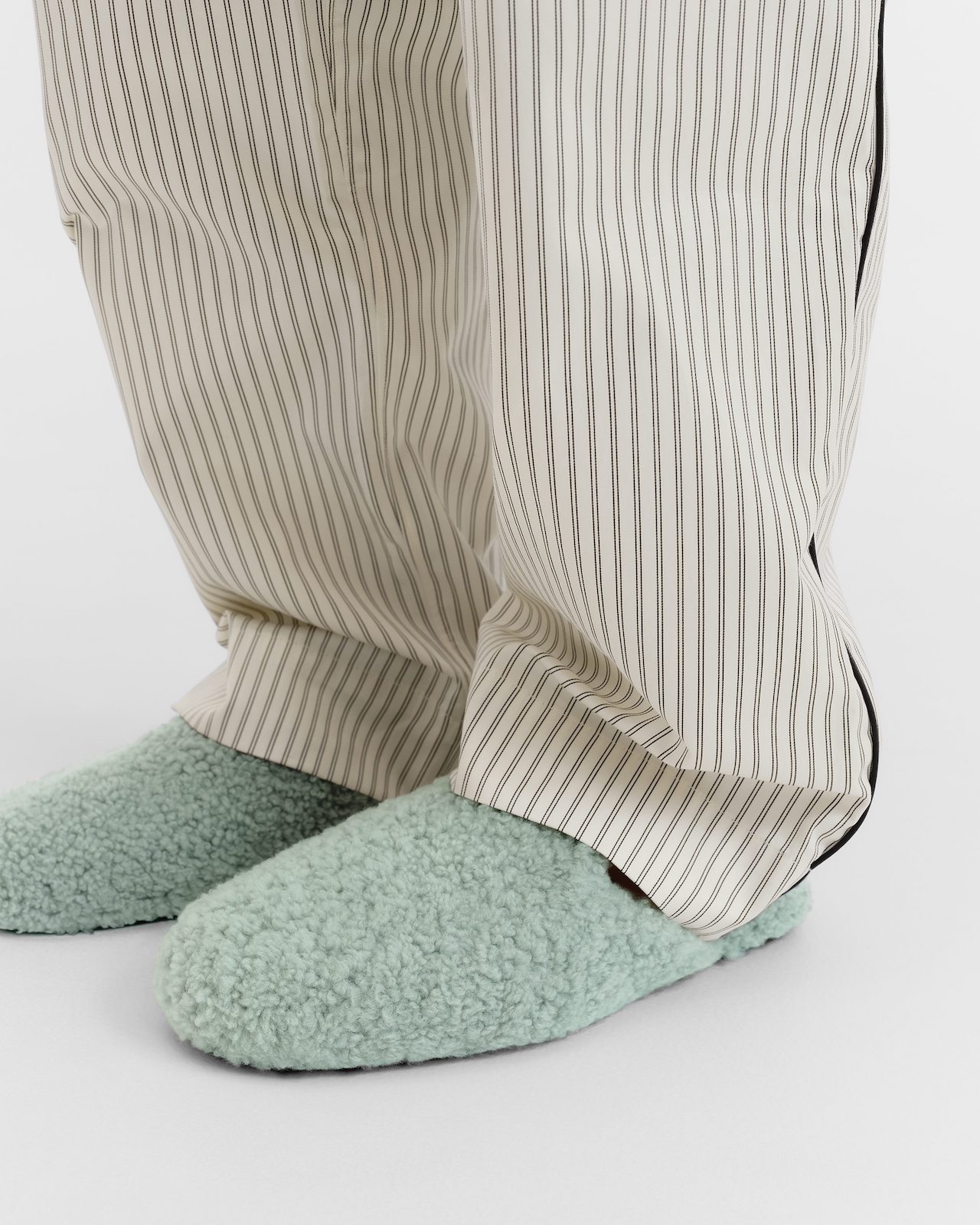 TEKLAのスリッパをモデルが着用