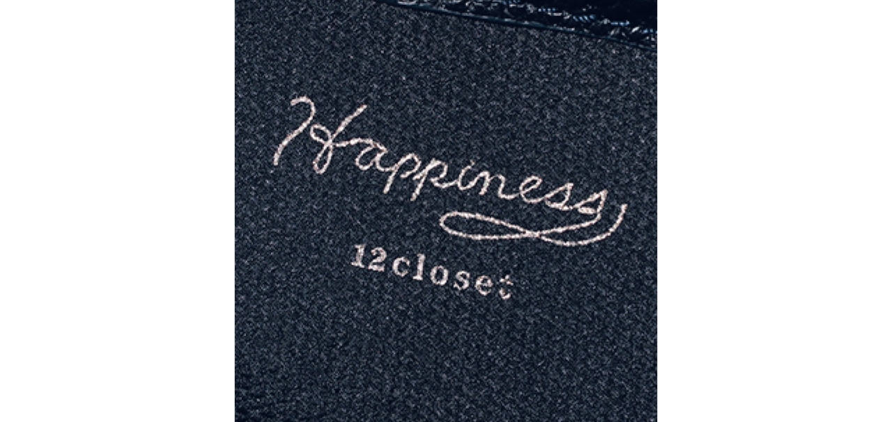 バッグを開けるたび気分を上げてくれる「Happiness」のロゴプリント。