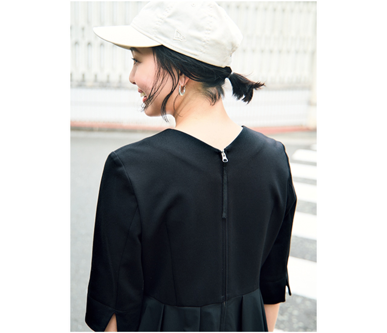 ファスナーには着脱をスムーズにするグログランリボン付き。袖口に腕を動かしやすくするスリットを入れ、抜け感も演出。