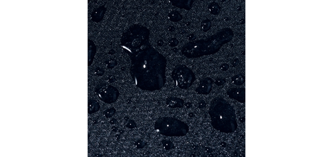 外側だけでなく内側ポケットや底にも撥水加工を施し、バッグ内の多少の水ぬれや液体漏れも安心。