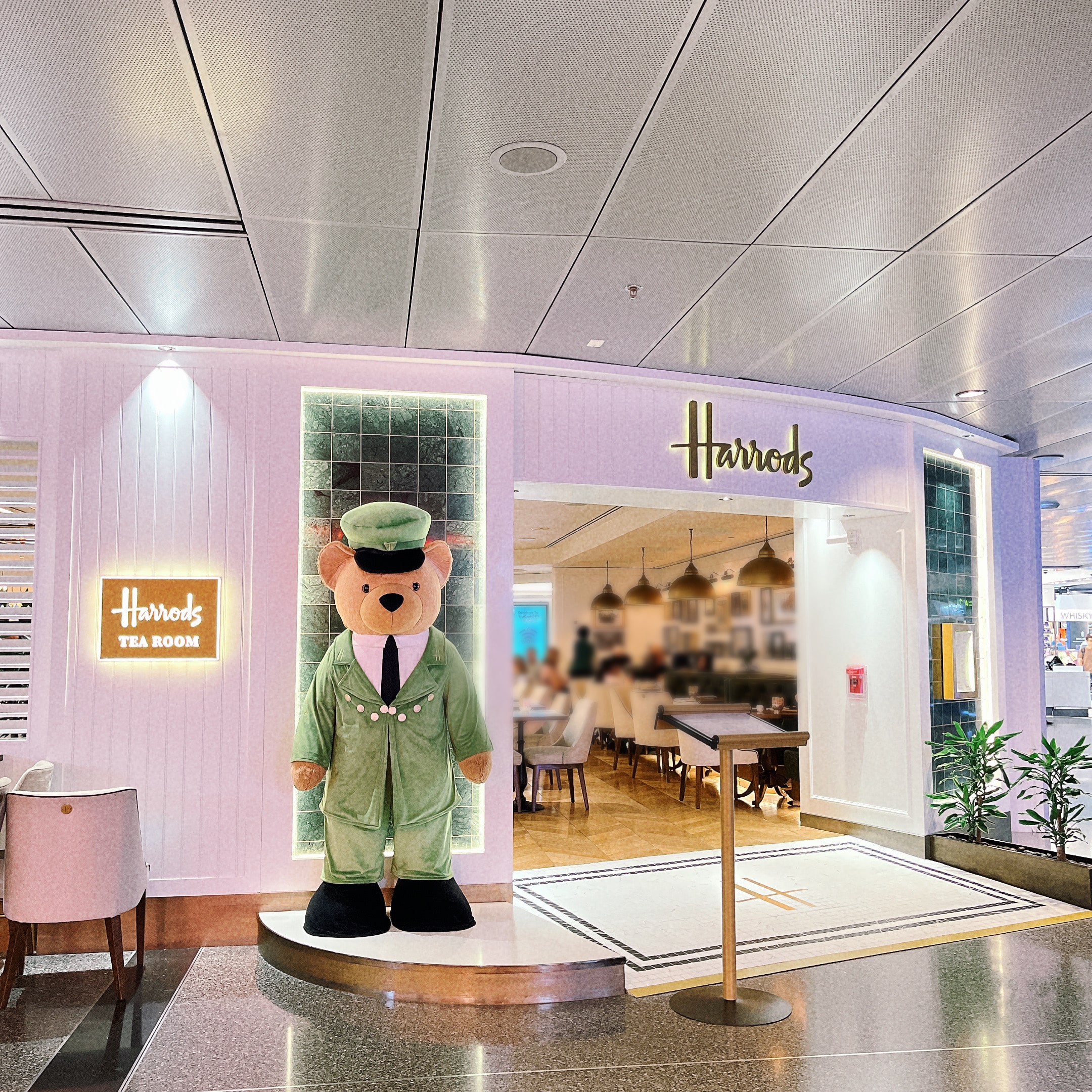 ハマド国際空港　ハロッズ