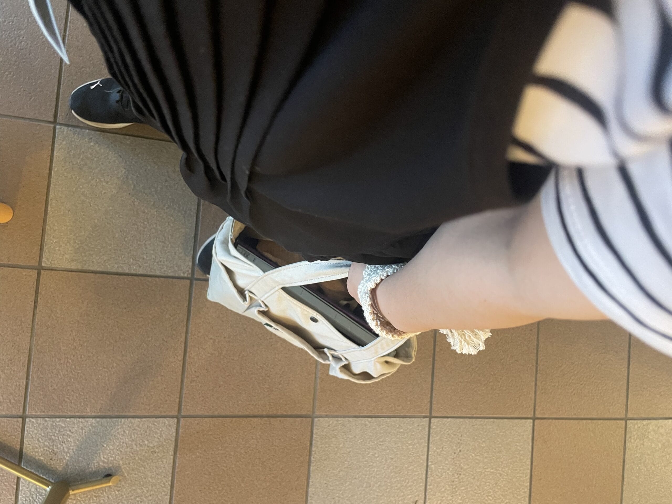 40代女性の2025年8月下旬~9月初旬コーデ、足元写真【その1】