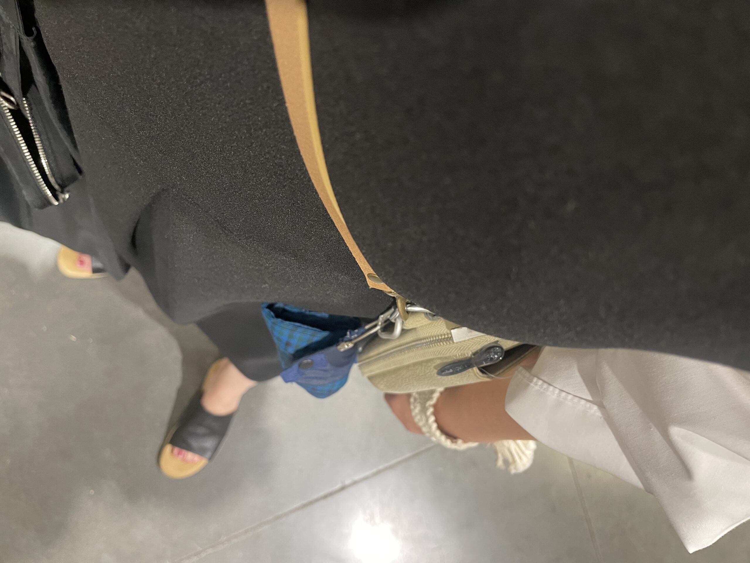 40代女性の2025年8月下旬~9月初旬コーデ、足元写真【その4】