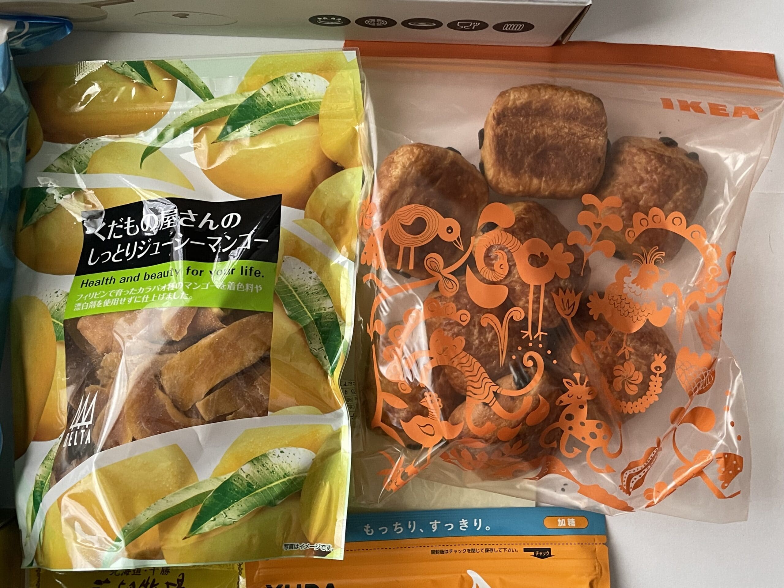 くだもの屋さんのしっとりジューシーマンゴーと、パン・オ・ショコラ8個。